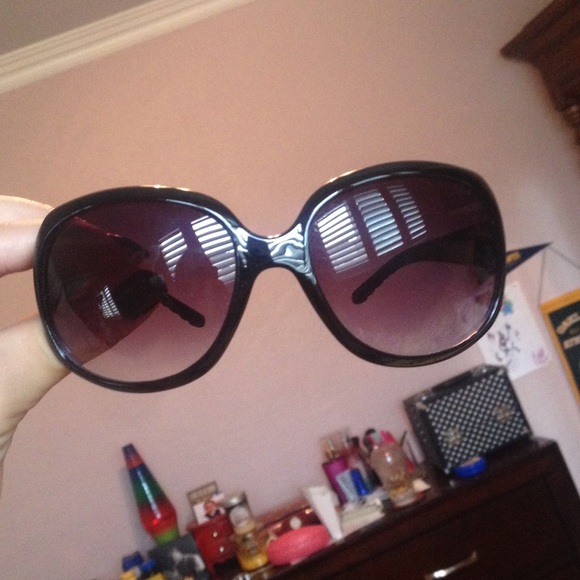 Sunglasses - Picture 3 of 4