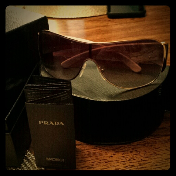 ❌❌SOLD❌❌Prada sunglasses - Picture 1 of 3
