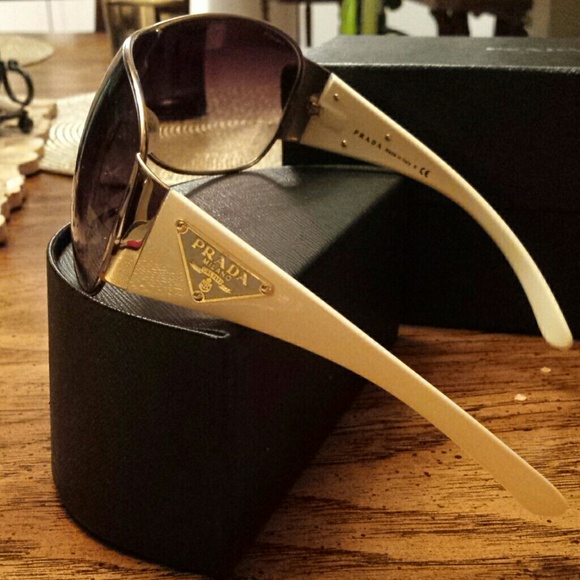 ❌❌SOLD❌❌Prada sunglasses - Picture 2 of 3