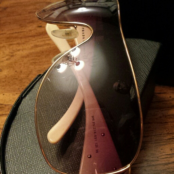 ❌❌SOLD❌❌Prada sunglasses - Picture 3 of 3