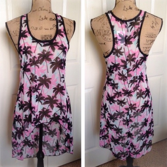 🎉Host Pick🎉 Sheer Hi/Lo Top w/Palm Trees - Picture 2 of 3