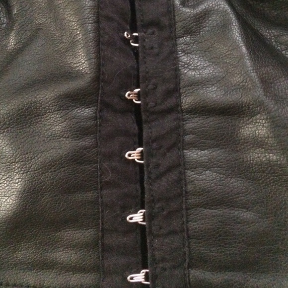 ❌SOLD ON Ⓜ️❌ Faux Leather Bustier - Picture 4 of 4