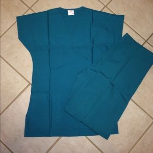BRAND NEW, NEVER WORN DUFFY SCRUBS.