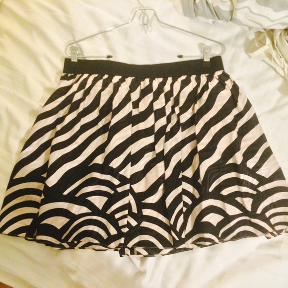 Banana Republic Dresses & Skirts - Graphic black and white silk skirt, silvery detail