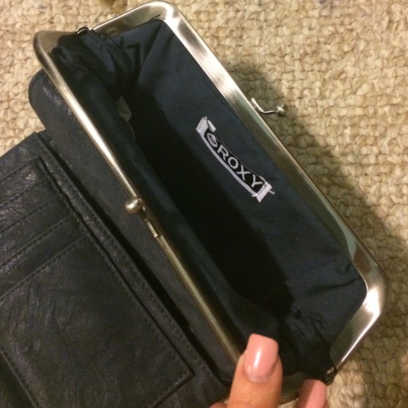 ❌SOLD❌ Cute Roxy Wallet - Picture 4 of 4