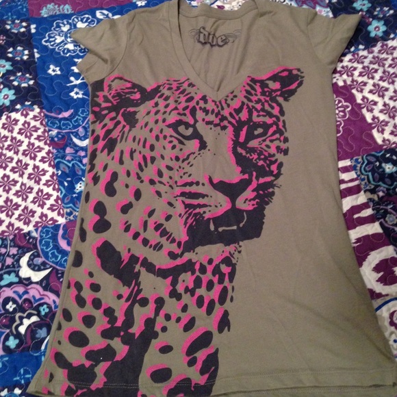 Shirt sleeve leopard t shirt size M