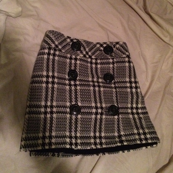 Black and white plaid Express skirt