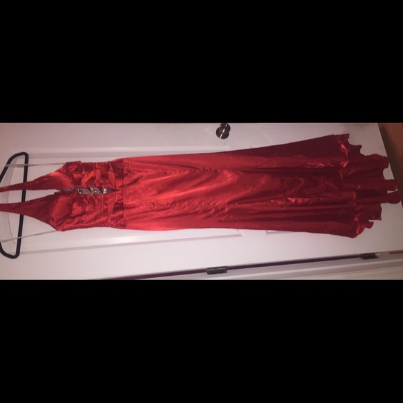 Red evening gown! - Picture 2 of 3