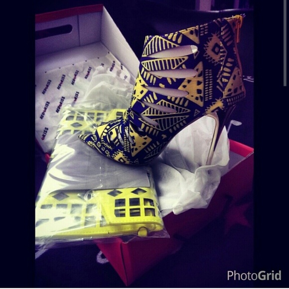 SALE!!!! Red Kiss Color Block Heels - Picture 1 of 2