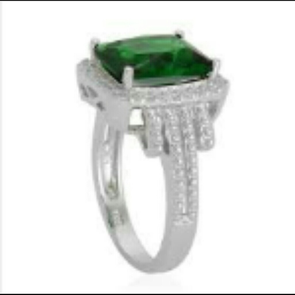New Green glass simulated diamond ring - Picture 2 of 2