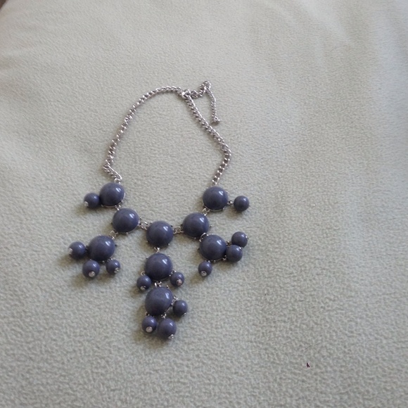 A grey beaded necklace - Picture 2 of 2