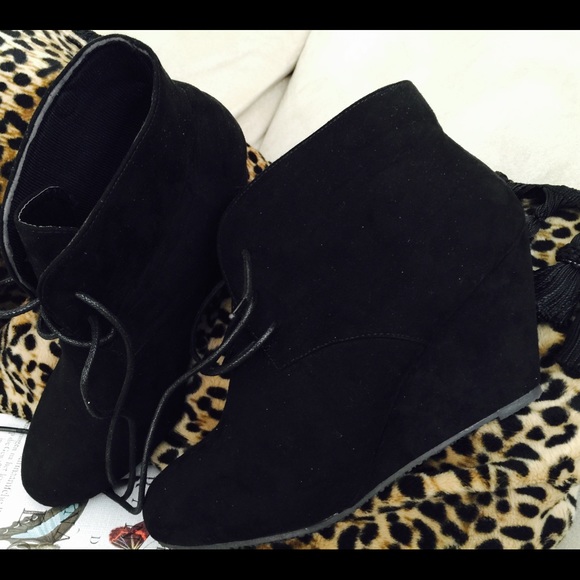 BLACK WEDGE SHORT BOOTS
