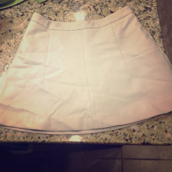 TINLEY ROAD WHITE FAUX LEATHER SKIRT! Sz M