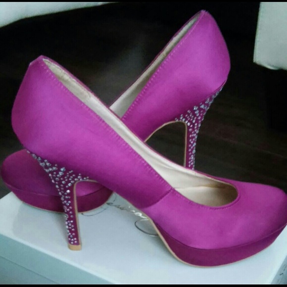 Magenta pumps