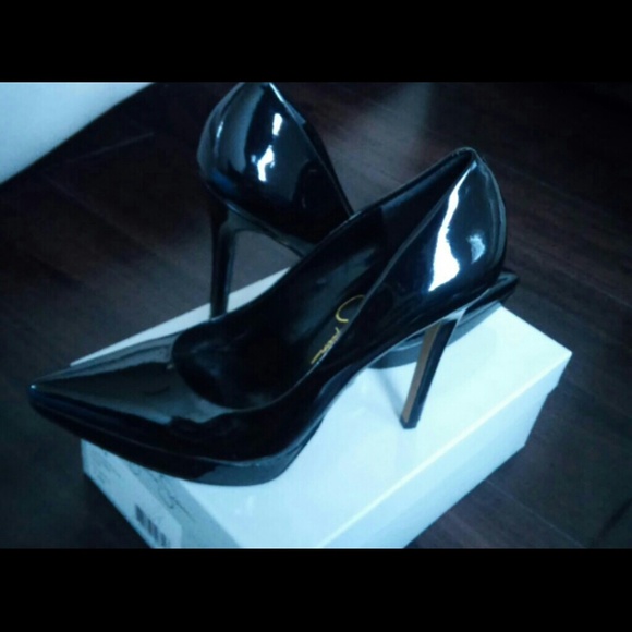 Jessica Simpson black glossy pumps