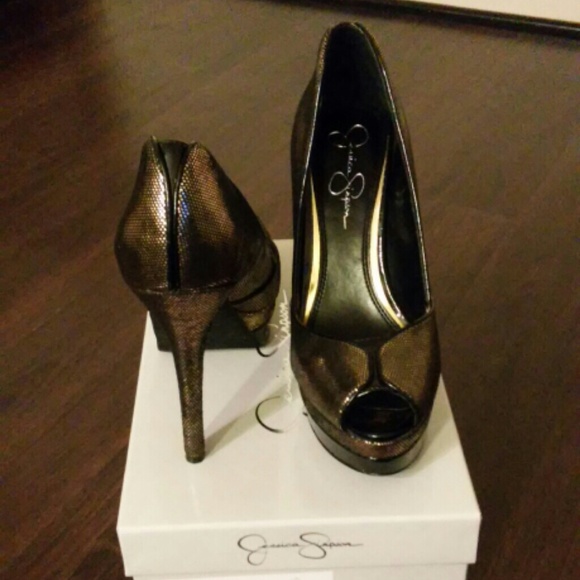 Jessica Simpson pumps