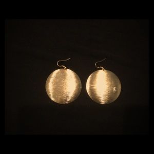 Round gold earring