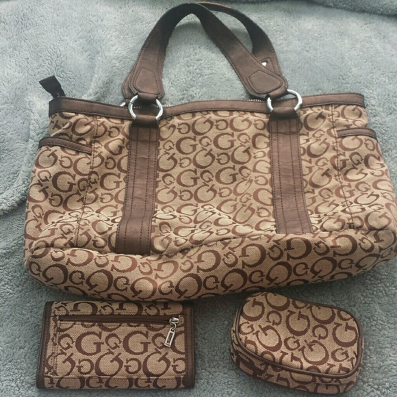 Guess purse with wallet and a case - Picture 2 of 4