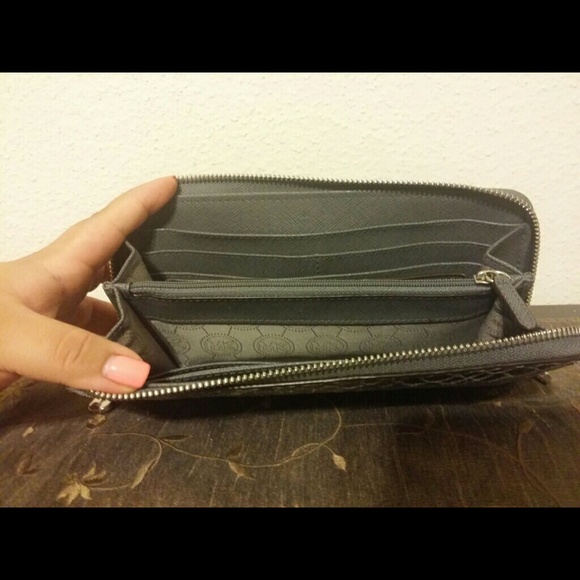 Michael Kors wallet price reduced! - Picture 3 of 4