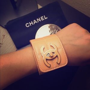 CHANEL AUTHENTIC PATENT LEATHER TURNLOCK CC CUFF