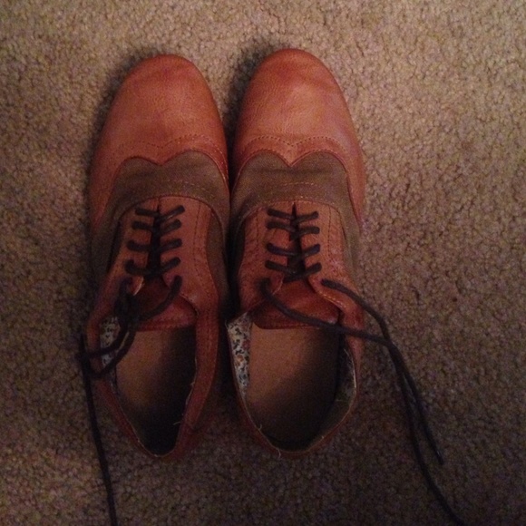 Light brown Oxford shoes