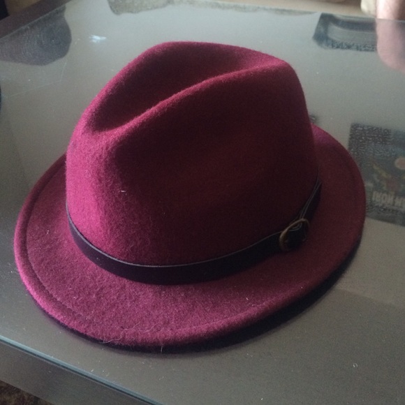 Burgundy / maroon hat
