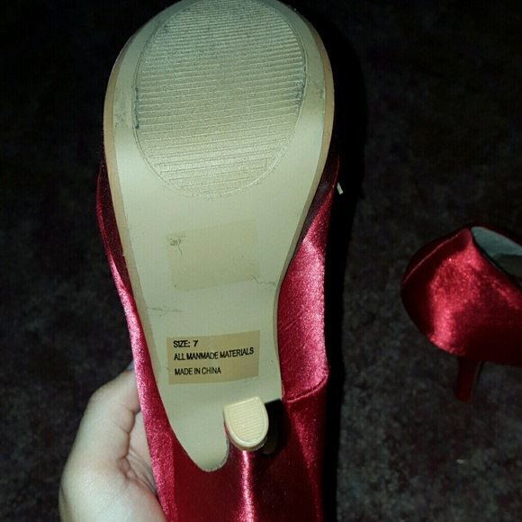 Red satin heels - Picture 2 of 4