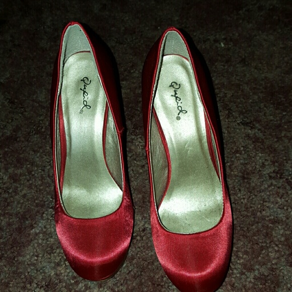 Red satin heels - Picture 3 of 4