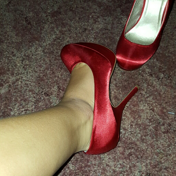 Red satin heels - Picture 4 of 4