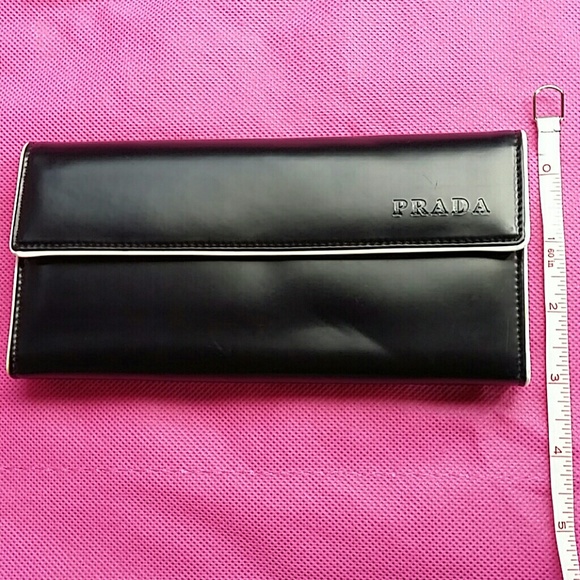 prada wallet