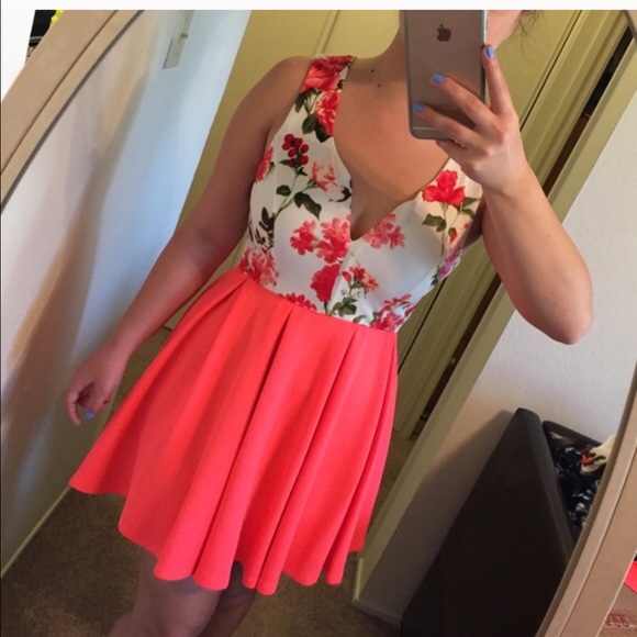 π΄SOLDπ΄ Bright Coral Floral Dress - Picture 3 of 4