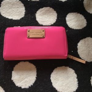 Auth Brand new Kate Spade Pink zip around wallet