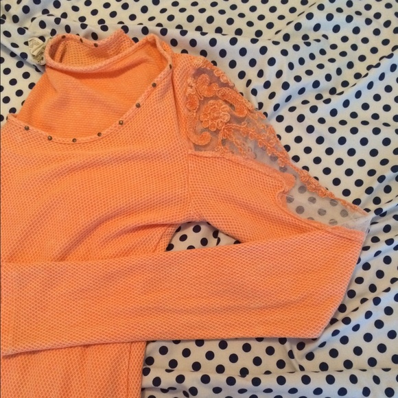 Size x- large layering top with sleeve detail