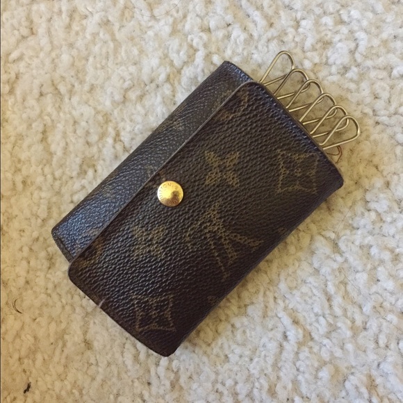 Authentic Louis Vuitton 6 key holder❤️
