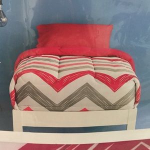 1 out of 3 available) Reversible comforter TWIN XL