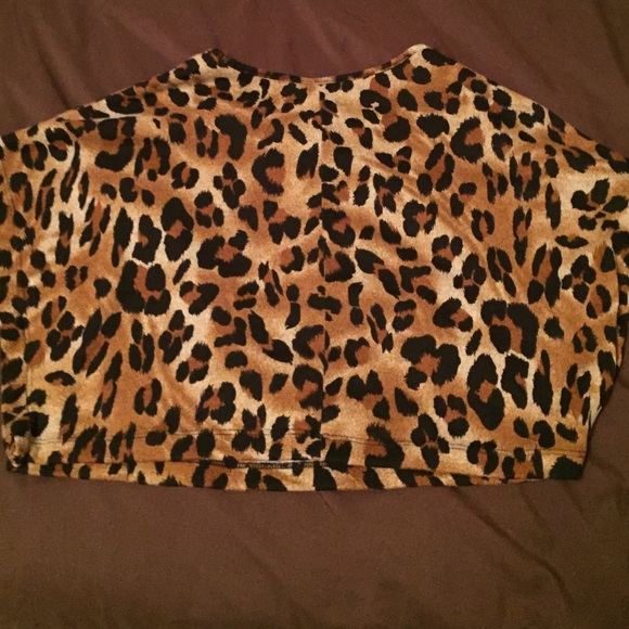 🚫🚫SOLD🚫🚫      Leopard Crop Top 😍 - Picture 2 of 4