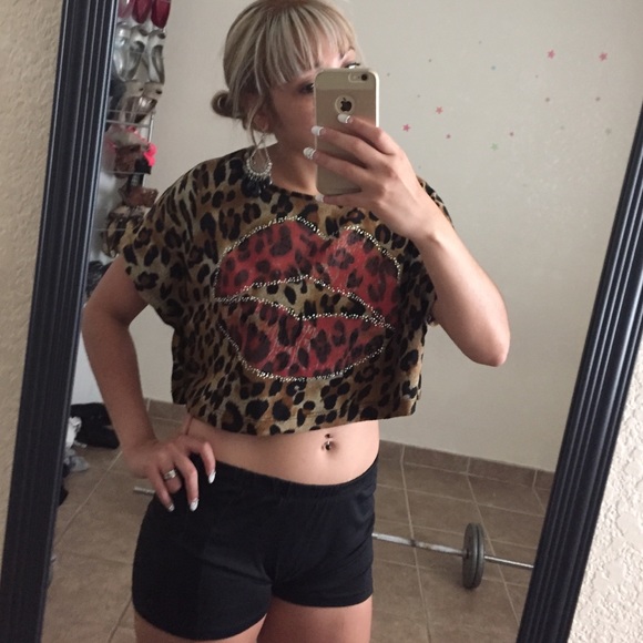 🚫🚫SOLD🚫🚫      Leopard Crop Top 😍 - Picture 4 of 4
