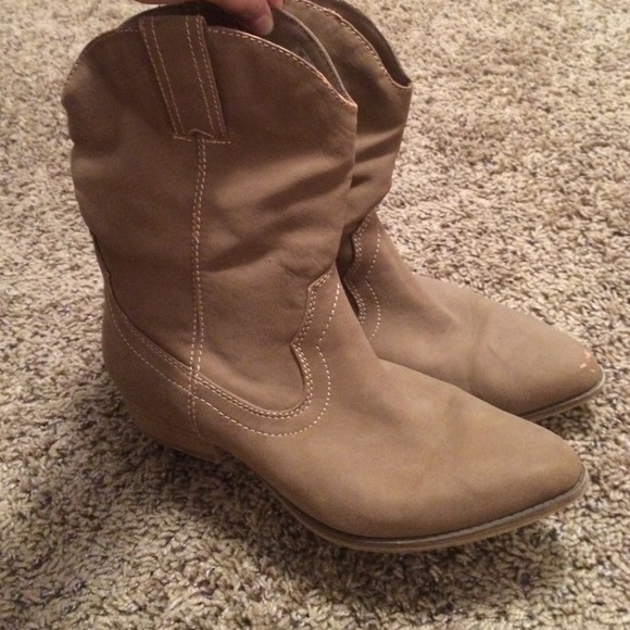 MIA boots size 8.5