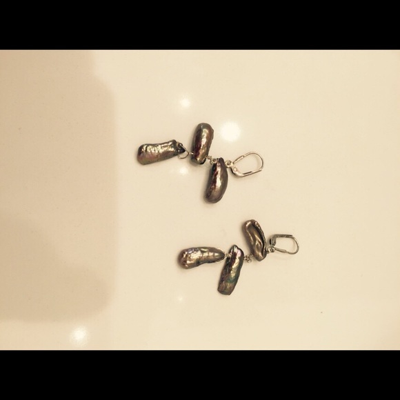 Gorgeous mother of silver and dark pearl earrings - Picture 5 of 7