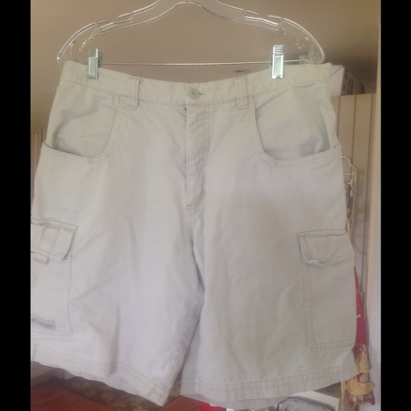 Mens Columbia cotton twill shorts, size 36.