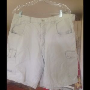 Mens Columbia cotton twill shorts, size 36.