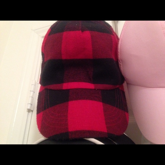 Red/black hat