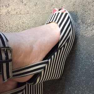 Adorable Black & white fabric wedges!❤️