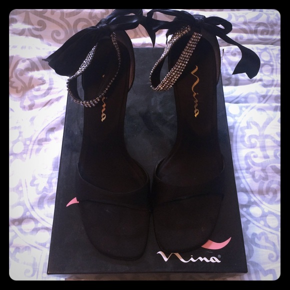 Nina-Reena black luster heels