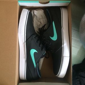 size 10.5 nike janoski black leather/mint swoosh
