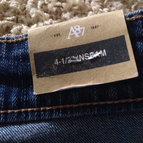 LIGHT WASH RIPPED SHORTS - Picture 2 of 3