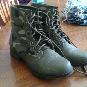 Urbanog Breckelles Camo Green Boots 6