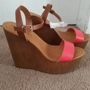 Woman leatherette strap platform wedge sandal