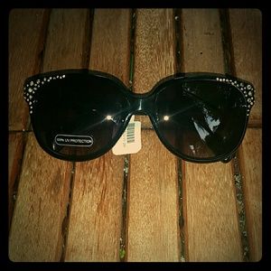Large framed rhinestone accented glam sunglasses💎