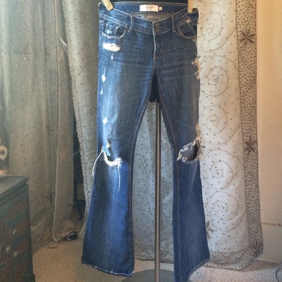 Perfectly destroyed and ripped flare jeans!
